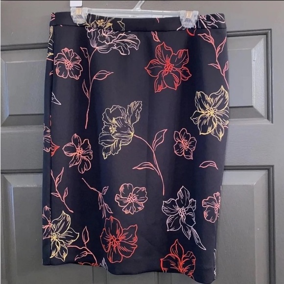 NWT TAHARI size 12 colorful outlined floral on dark brown retails $128 - Picture 3 of 4